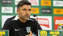 VIDEO: Všetkých predávajú, nikto neprichádza. Tréner Žiliny reagoval na ostrú kritiku fanúšikov