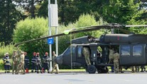 VIDEO: Vodiči zostali v šoku. V centre Bukurešti na kruhovom objazde pristál vrtuľník Black Hawk