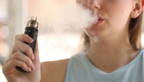Pre elektronickú cigaretu mohla skončiť vo väzení. Turistka varuje všetkých, ktorí cestujú do Thajska