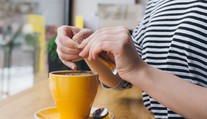 Jednu chybu pri pití kávy robí takmer každý. Môže zaťažiť vaše trávenie