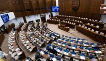 Bič na neposlušných poslancov. Vláda pripravuje drakonické pravidlá rokovania parlamentu