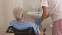 Hrozí, že o odkázaných sa nebude mať kto postarať. Opatrovateľky totiž majú zasiahnuť vládne škrty
