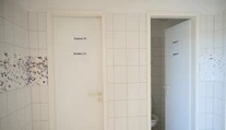 Zlý vtip alebo sociálny experiment? Bizarné toalety v rakúskom aquaparku sú výsledkom zbabranej rekonštrukcie