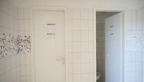 Zlý vtip alebo sociálny experiment? Bizarné toalety v rakúskom aquaparku sú výsledkom zbabranej rekonštrukcie
