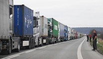 Dopravné peklo pred hraničným priechodom Vyšné Nemecké, v rade stojí vyše tisíc kamiónov