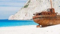 Jedna z najkrajších pláží v Grécku bude tento rok zatvorená. Turistom hrozí vážne nebezpečenstvo