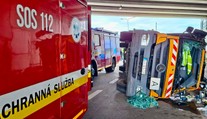 FOTO: V Bratislave sa prevrátilo smetiarske auto. Hasiči vyslobodzovali zakliesneného človeka