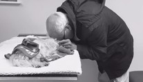 Snímka, ktorá trhá srdce. Muž sa musel rozlúčiť s jeho miláčikom