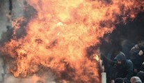 V Aténach išlo o život: Fanúšik AEK hodil do sektora Ajaxu molotovovov koktail