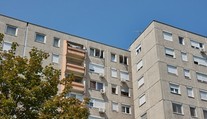 Muž vyhodil chladničku z jedenásteho poschodia. Tesne minul okoloidúcu ženu so psom