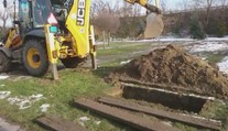 Nedôstojné praktiky pochovávania na cintoríne v Seredi. Nebožtíkov zasypávajú bagrom