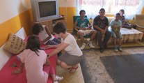 Tieto deti čakajú prázdniny v smutnej realite. Po zatvorení internátu sa vrátia do biednych podmienok