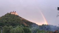 FOTO a VIDEO: Požiar pod hradom Krásna Hôrka. Zásah hasičov komplikovalo počasie