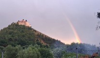 FOTO a VIDEO: Požiar pod hradom Krásna Hôrka. Zásah hasičov komplikovalo počasie