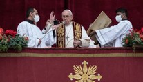 Pápež predniesol tradičné vianočné posolstvo. Okrem dialógu počas pandémie spomenul aj jedno varovanie
