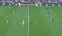 VIDEO: Futbalisti Írska si pokľakli pred zápasom. Reakcia ich maďarských súperov obletela svet