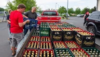 Obyvatelia nemeckého mesta skúpili všetok alkohol a vybabrali tak s neonacistami