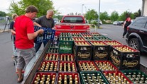 Obyvatelia nemeckého mesta skúpili všetok alkohol a vybabrali tak s neonacistami