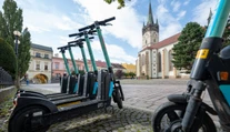 Veľké mesto sa rozhodlo zakročiť proti elektrokolobežkám. Za jazdu po chodníku pokuta až 500 eur
