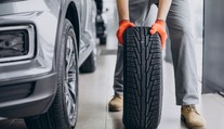 Týmto letným pneumatikám sa radšej vyhnite, v teste totálne pohoreli. Je medzi nimi aj miláčik Slovákov