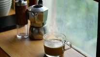 Ranná káva nalačno: Zdravý štart alebo tichý zabijak žalúdka?