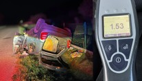 Vodič skončil s autom na streche. Policajti neverili vlastným očiam