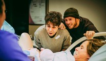 Homosexuálna dvojica túžila po dieťati, porodila im ho mama jedného z nich