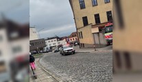 V Uherskom Brode zasahoval policajný pyrotechnik: Nález nebezpečnej látky si vyžiadal evakuáciu celej školy.