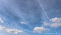 Tretina Slovákov má podľa prieskumu sklony veriť konšpiračným teóriám. Najviac u nich bodujú chemtrails