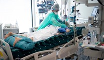Vedci vyvinuli prístroj, ktorý pomôže lekárom v boji s koronavírusom
