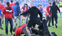 VIDEO: Stolička do štúdia i hromadná fanúšikovská bitka. Sparta získala double v „nedôstojnom“ finále