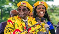 Grace Mugabe žiada o rozvod. Odchod jej muža z politiky ju "rozrušil a ponížil"