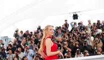 Blake Lively v červenom overale. Podprsenku nechala doma