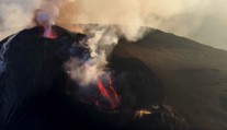 Etna naďalej komplikuje dovolenky na Sicílii. Rušia stovky letov