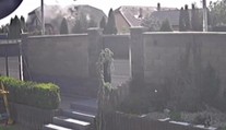 VIDEO: Explózia vyrazila strešné okno, ulicou sa ozval ohlušujúci tresk. Exkluzívne zábery výbuchu domu pri Košiciach