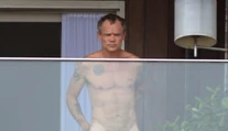 Úplne nahý basgitarista na balkóne. Netrápilo ho, že cez sklo je všetko vidieť
