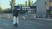 VIDEO: Bláznivá jazda v Bratislave. Muž prevážal chladničku na elektrickej kolobežke