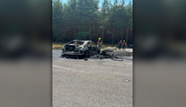 FOTO: Tragická zrážka auta a motorky pri Malackách. Vypukol požiar, jeden človek zahynul