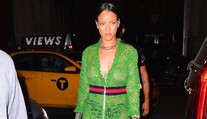 Kam skôr pozrieť? Rihanna ukázala holé prsia aj nevhodné nohavičky