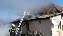 Požiar domu v Komjaticiach. Jeden mŕtvy a 12 evakuovaných