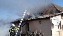 Požiar domu v Komjaticiach. Jeden mŕtvy a 12 evakuovaných