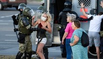 Polícia v Minsku podľa svedkov opäť zatýkala, najmä ženy