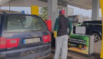 Odvádzajú tu dane, no tankujú drahšie. Dvojaká cena za naftu dostala do nemilosti Ukrajincov žijúcich na Slovensku