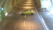 VIDEO: Pomýlil si cestu? Vodič sa otočil priamo v tuneli, ohrozil viacero áut