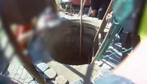 VIDEO: Dramatická záchrana seniorky. Susedia začuli slabé volanie o pomoc, našli ju v hlbokej studni