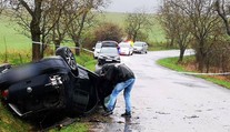 Pri Rimavskej Sobote havarovali na VW Golf bratia. Prežil len ten mladší 16-ročný