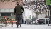 Dajte si pozor na cestách aj chodníkoch: SHMÚ varuje pred poľadovicou takmer na celom Slovensku (+ mapa)
