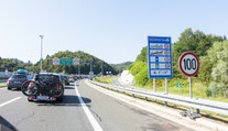 Veľké horúčavy v Chorvátsku komplikujú dopravu. Turisti stoja v dlhých kolónach