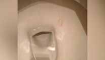 Kto pobozkal záchodovú misu? Internet si láme hlavu nad virálnou fotkou