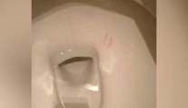 Kto pobozkal záchodovú misu? Internet si láme hlavu nad virálnou fotkou